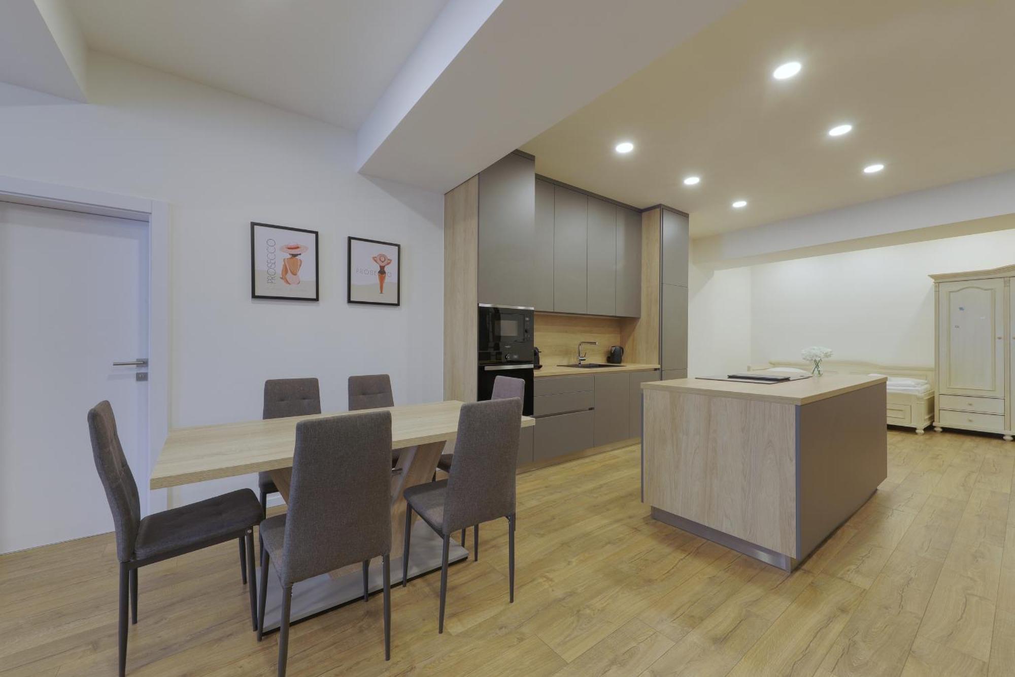 Shone Apartment Old Town 2 Bedroom Bratislava Bagian luar foto