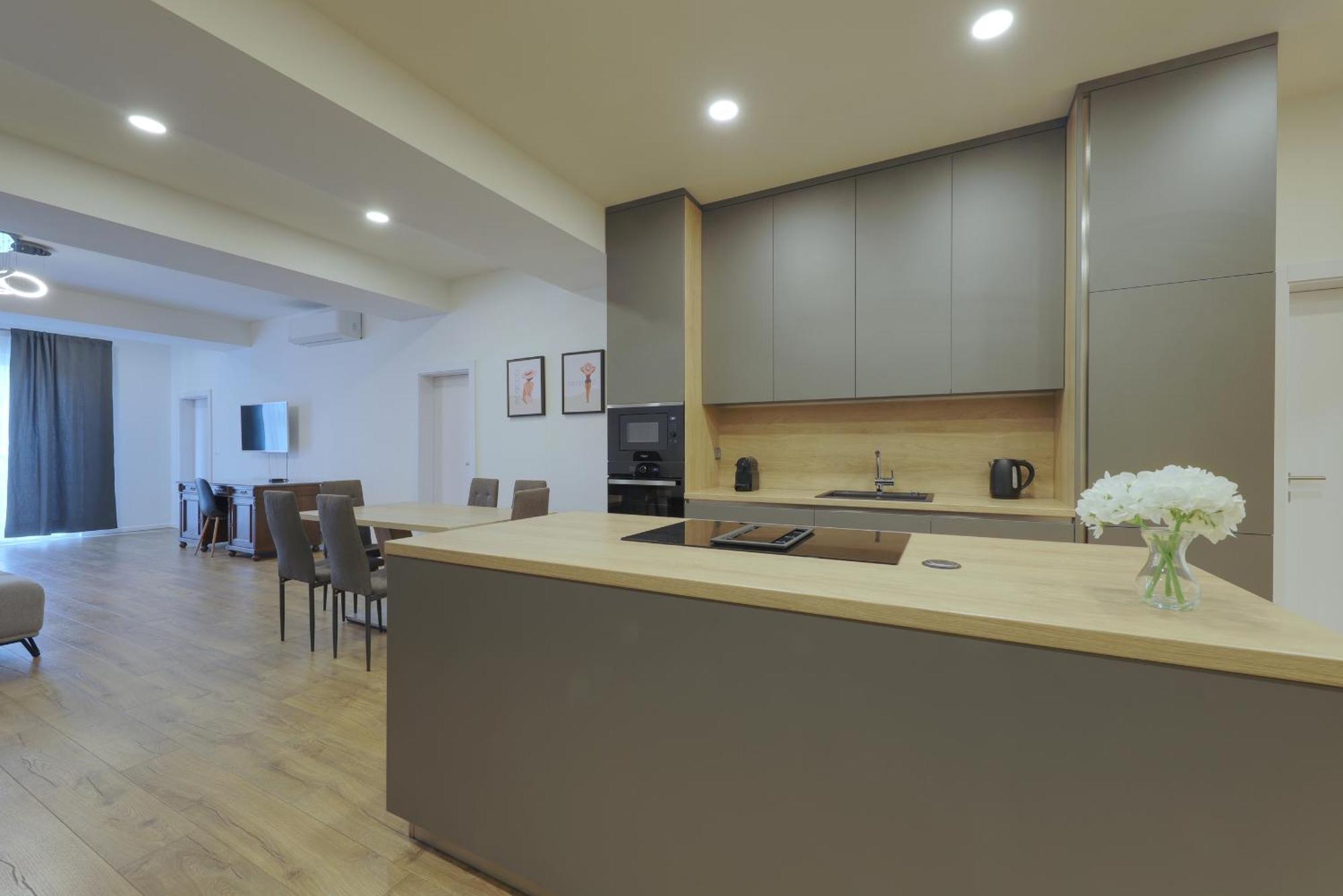 Shone Apartment Old Town 2 Bedroom Bratislava Bagian luar foto
