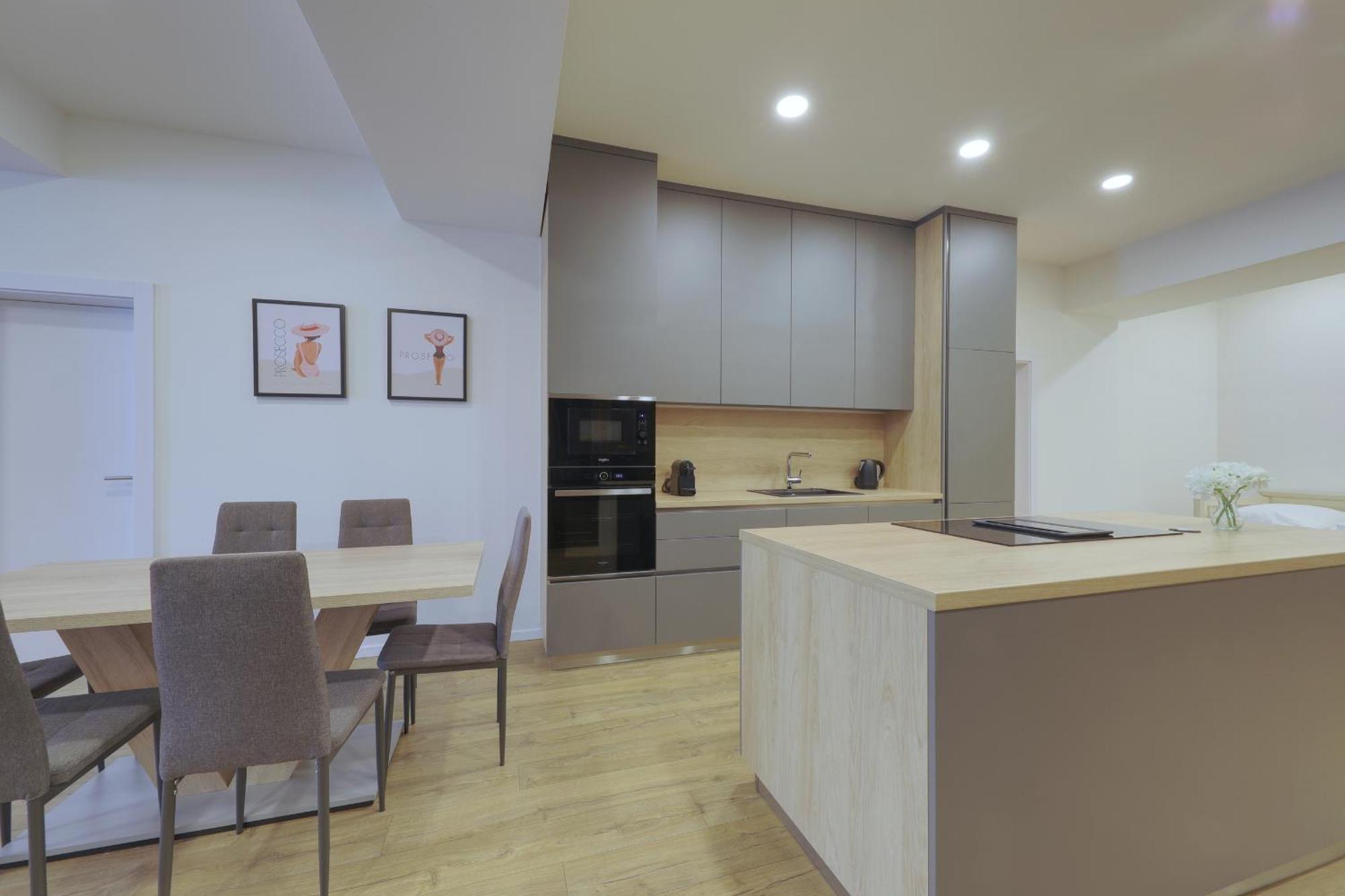 Shone Apartment Old Town 2 Bedroom Bratislava Bagian luar foto