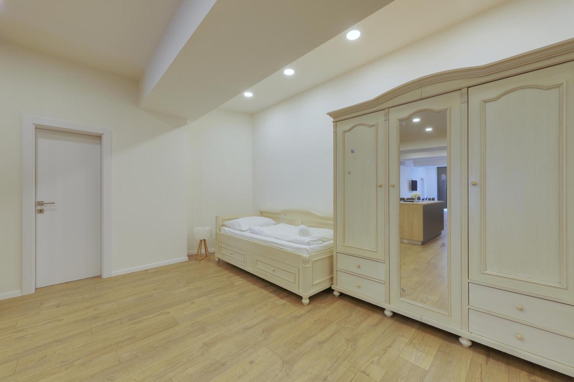 Shone Apartment Old Town 2 Bedroom Bratislava Bagian luar foto