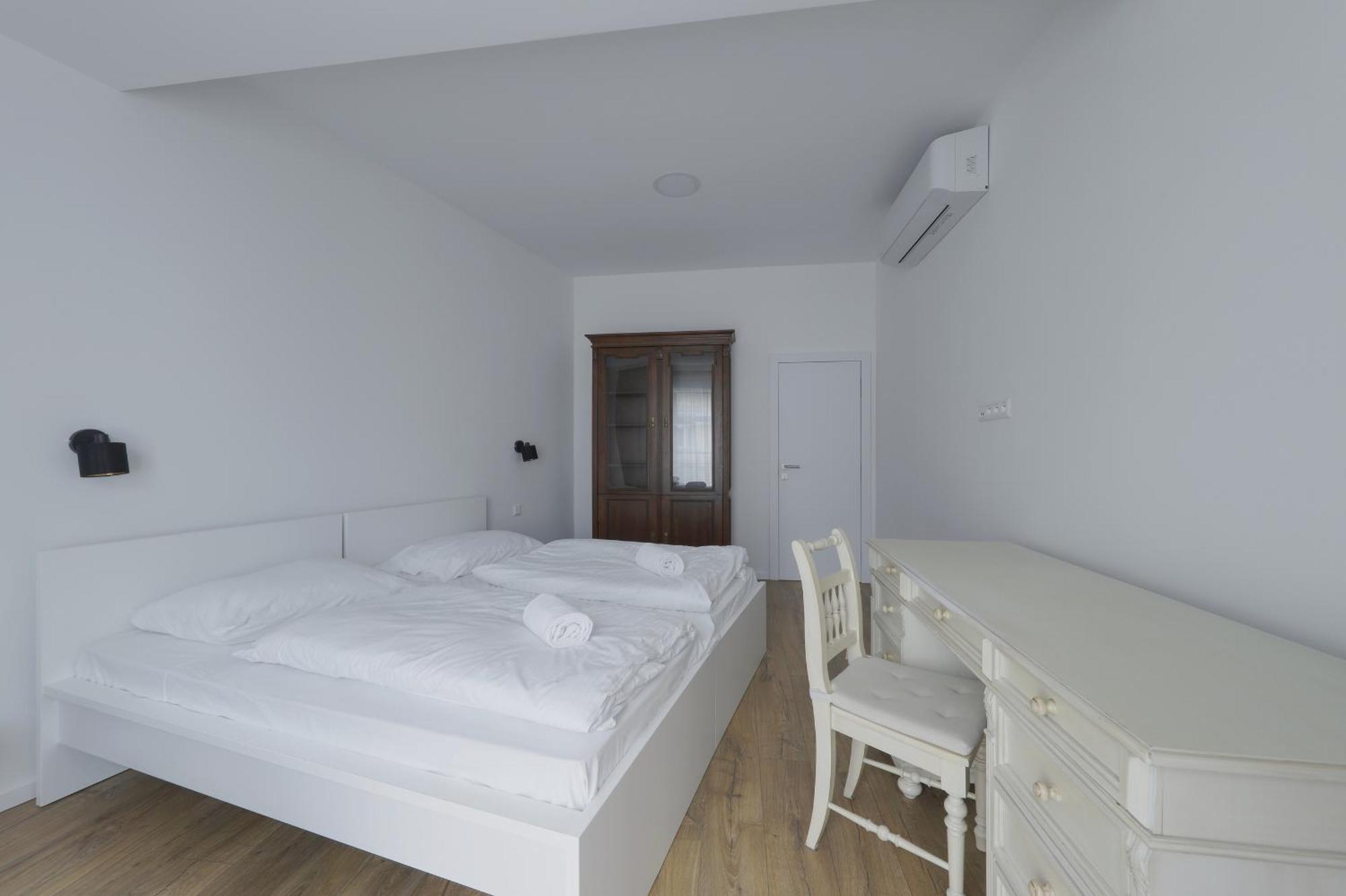 Shone Apartment Old Town 2 Bedroom Bratislava Bagian luar foto