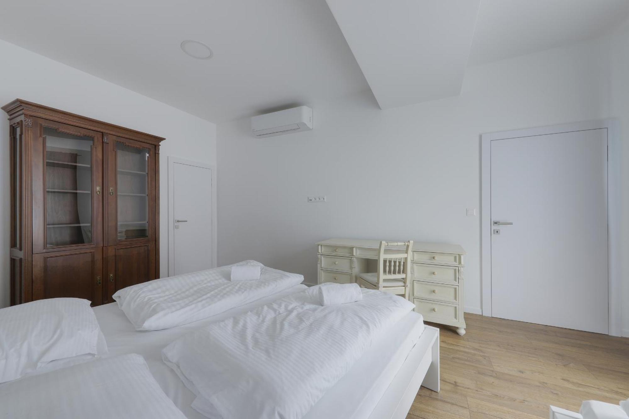 Shone Apartment Old Town 2 Bedroom Bratislava Bagian luar foto